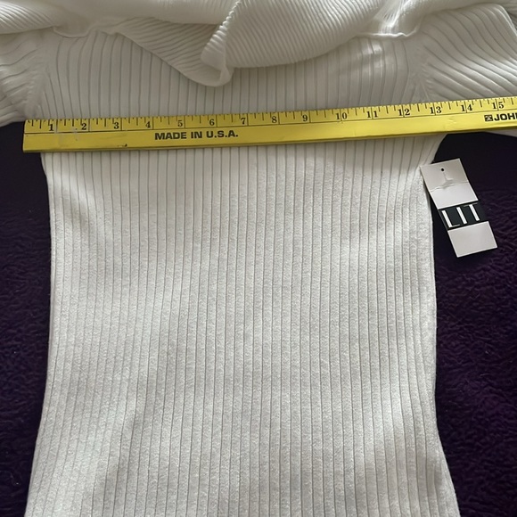 Asymmetrical Cold-shoulder Knit - Picture 7 of 10